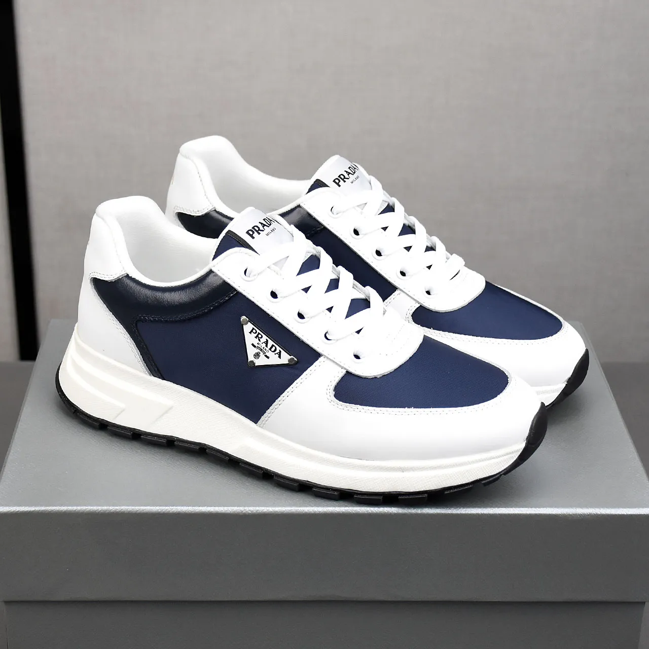 PP460👟👟👟Prada/Prada Prax men's series casual sports shoes Prax sports shoes combine style and comfort, with a unique sports design defined by exquisite materials and details. Fashionable, casual and versatile, it is decorated with an enameled triangle logo on the outside, a Prada Milano printed logo on the tongue, and a 2.5cm lightweight two-tone rubber sole for a comfortable wearing experience! Size: 38-39-40-41-42-43-44 standard leather shoe size